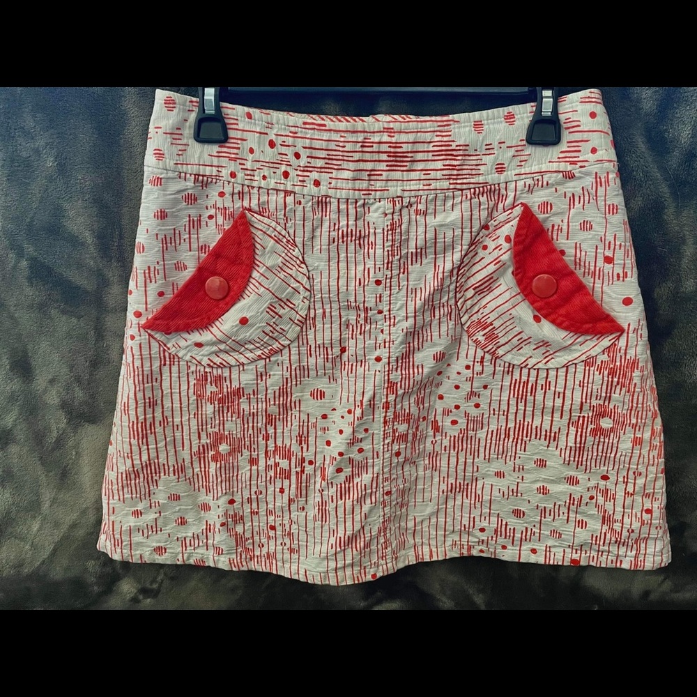 This is a beautiful Marc Jacobs skirt. White underlay with red design.